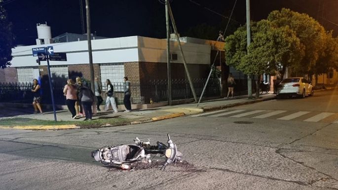 Se fracturó una muñeca al chocar contra un auto