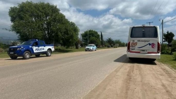Un hombre murió al caer mientras bajaba de un colectivo