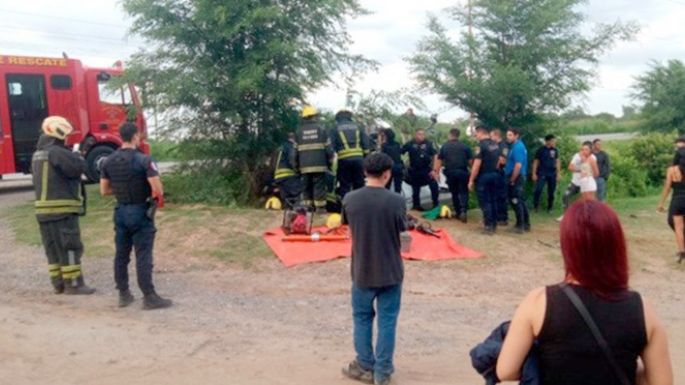 Lo rescataron al quedar atrapado en un auto que volcó en la ruta 2