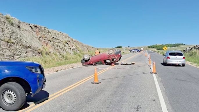 Docente se quedó dormida y falleció al volcar el auto