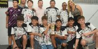 Marcos Gómez, de Sportivo Playosa, elegido como el Mejor Técnico del Año, recibió la distinción acompañado por los chicos del Albo