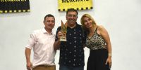 El representante de Española, con la distinción por ser el Gallego el club de año