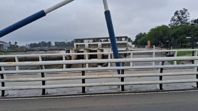 Reclamo por la presencia de pescadores en las compuertas