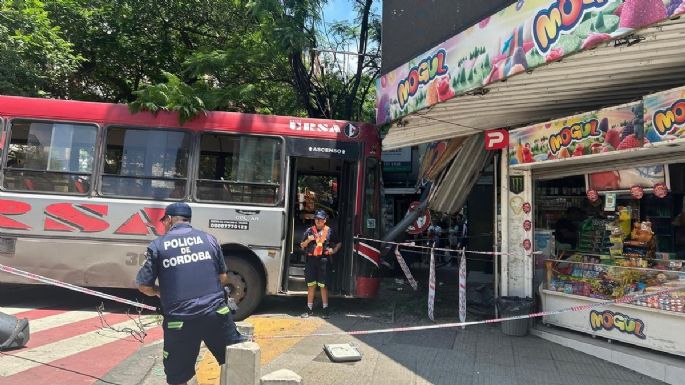 Un colectivo vacío atropelló a dos mujeres y se incrustó contra un kiosco