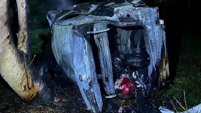 Un auto volcó y se incendió: ocho personas fueron trasladadas