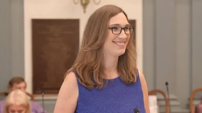 Quién es Sarah McBride, la primera mujer trans que llegará al Congreso de EE. UU.