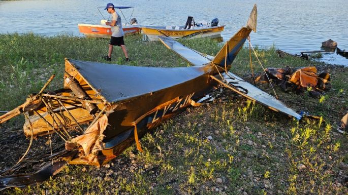 Extrajeron del dique Los Molinos una avioneta que cayó hace 17 años