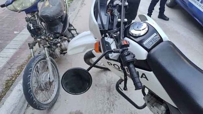 Eludió un control y dañó una moto