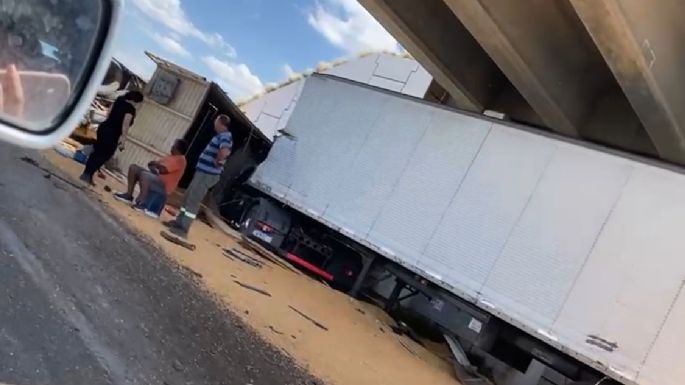 [Video] Fuerte choque entre dos camiones y un tractor en la autopista