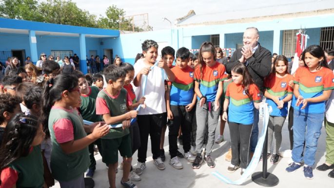 Inauguraron un nuevo playón deportivo en el patio de la Escuela Arturo M. Bas