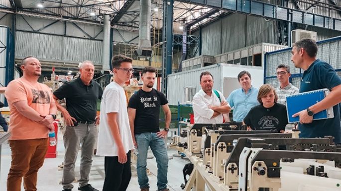Estudiantes destacados  de la ciudad visitaron la Fábrica Argentina de Aviones