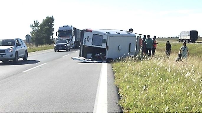 Seis lesionados al volcar una ambulancia en la autopista