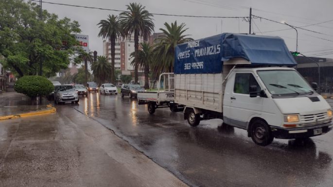 La lluvia complicó la circulación por las calles de la ciudad