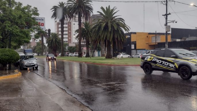 La lluvia complicó la circulación por las calles de la ciudad