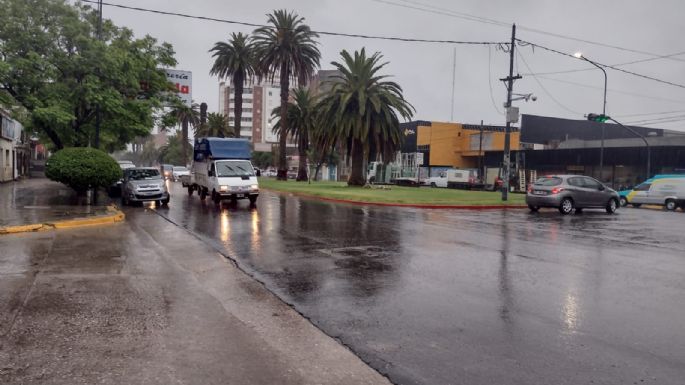La lluvia complicó la circulación por las calles de la ciudad