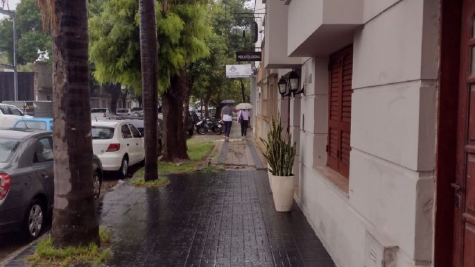 La lluvia complicó la circulación por las calles de la ciudad