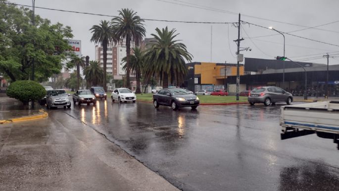 La lluvia complicó la circulación por las calles de la ciudad