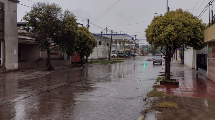 La lluvia complicó la circulación por las calles de la ciudad