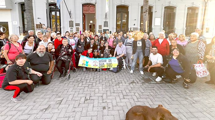 Adultos mayores se fueron a una colonia de vacaciones  para disfrutar el fin de semana