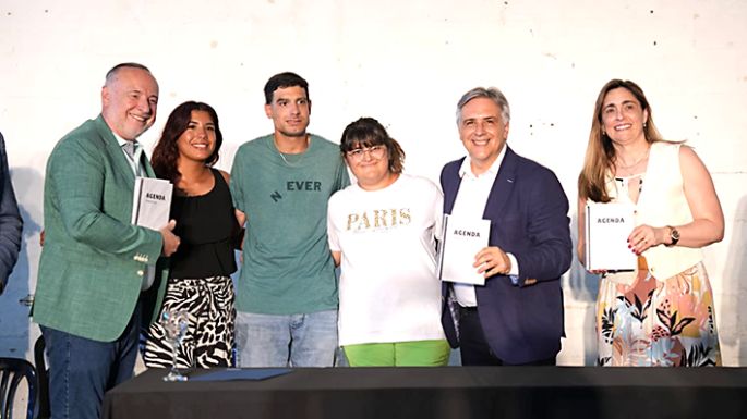 Llaryora da aportes y créditos