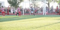 Larghi acaba de marcar el 1 a 1 y se lleva la pelota para volver a sacar del medio (fotos, Pablo Pieckestainer)