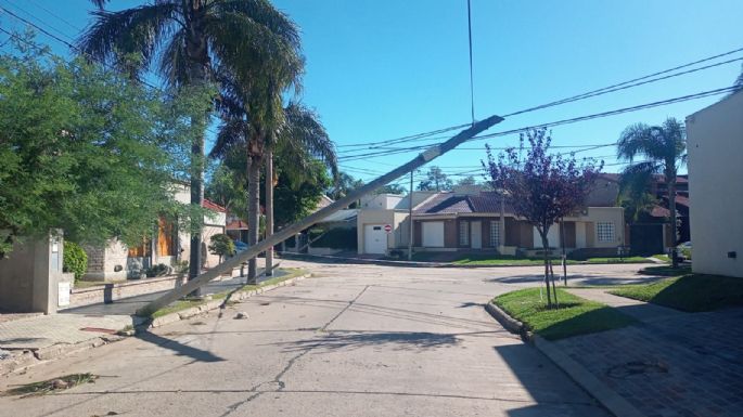 Reclamos por la inclinación de un poste en barrio Santa Ana