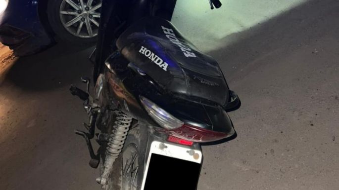 Iban tres en una moto, uno quedó detenido y dos escaparon