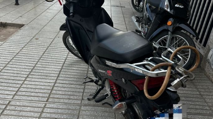 Aprovechó el descuido de un vecino en un super y le robó la moto