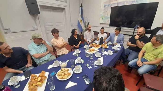 Los concejales compartieron  un desayuno con varios de los trabajadores de la prensa