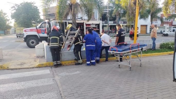 Rescataron a un motociclista  que cayó al interior de un canal