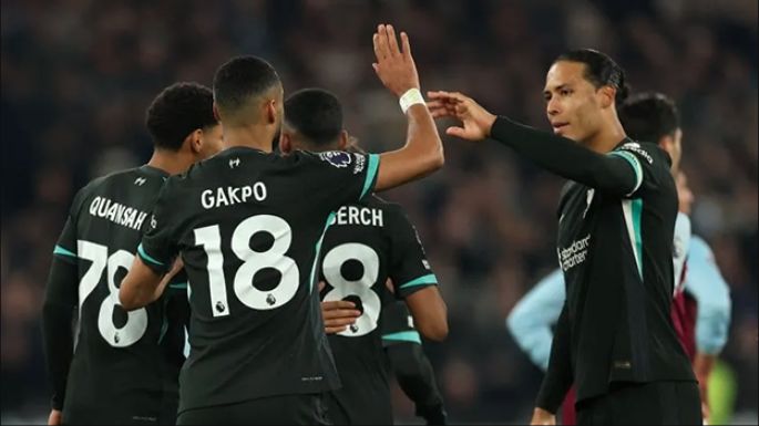 El Liverpool sigue gustando y goleando y el City volvió a sumar de a tres