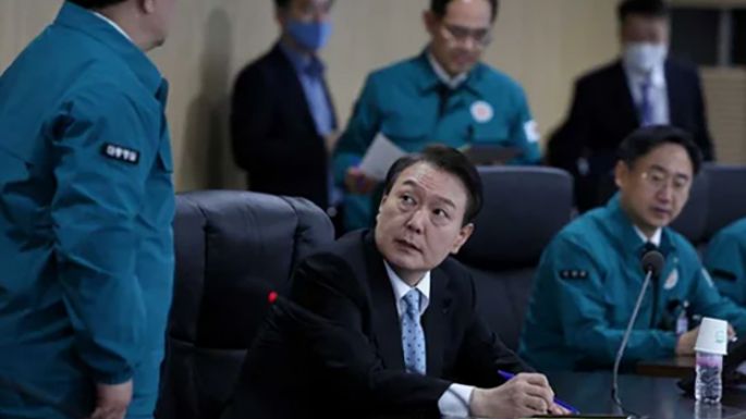 Anuncian ley marcial, pero el Parlamento la levantó