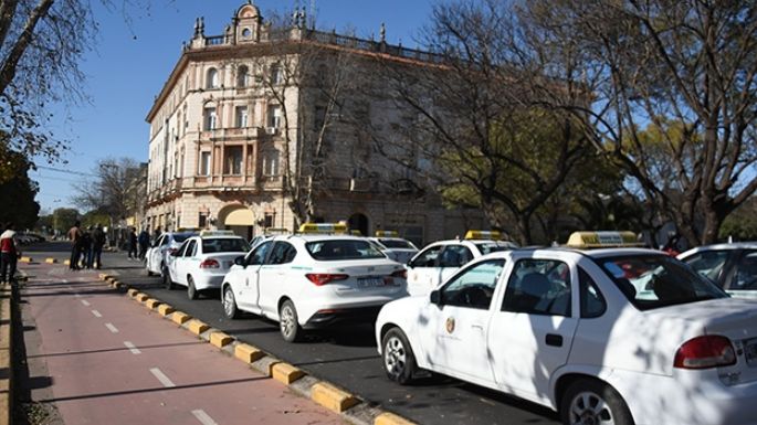 Taxistas intiman al Gobierno local