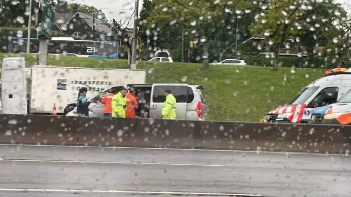 Tres oficiales fueron atropellados por un camión cuando asistían a víctimas de otro choque