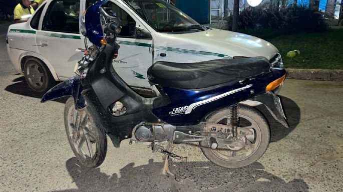 Joven motociclista resultó con doble fractura tras chocar contra un taxi