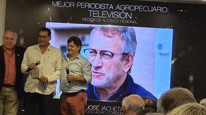 Periodista premiado  por su labor televisiva
