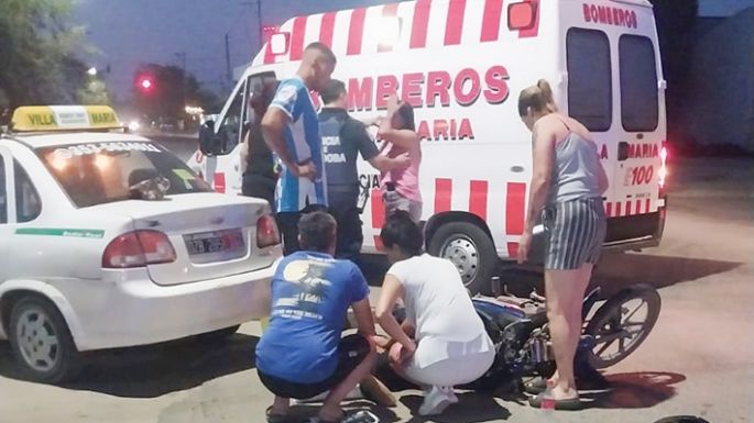 Un motociclista con heridas graves