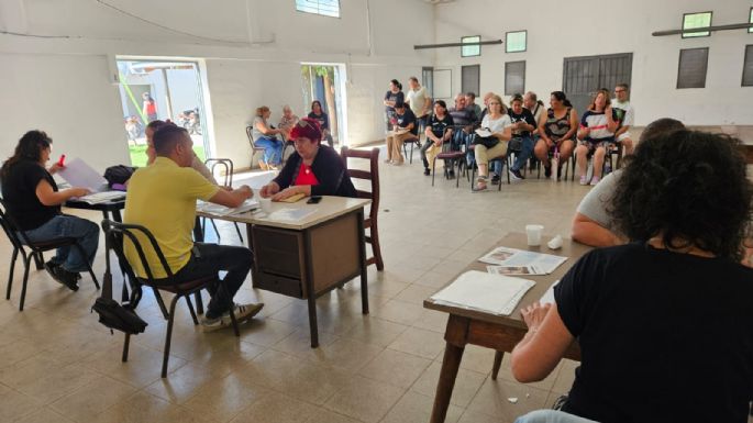 Asisten a vecinos sobre escrituración de viviendas en distintos barrios