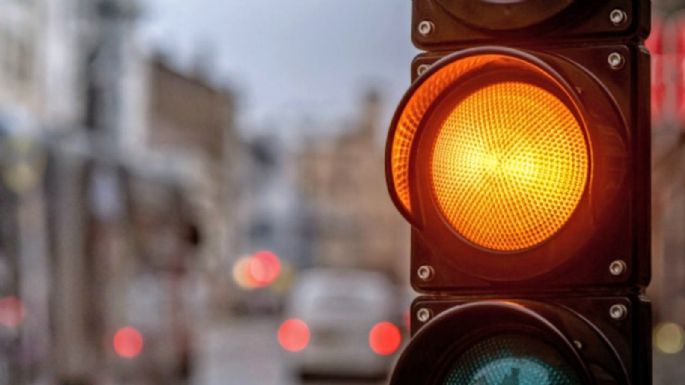 Habrá un nuevo patrón de luces de intermitencia en los semáforos durante la noche