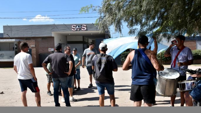 Protesta frente a la fábrica SyS por el despido de un trabajador