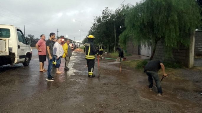 La tormenta demandó desagotar zanjas y auxiliar a los atascados