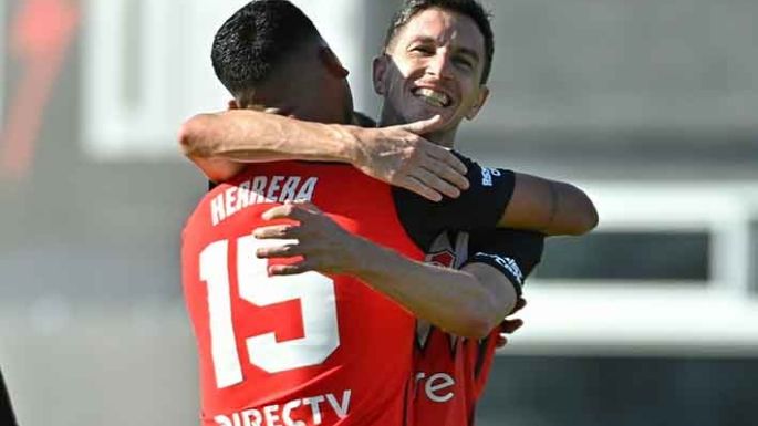 River goleó a Riestra y llegó a la punta