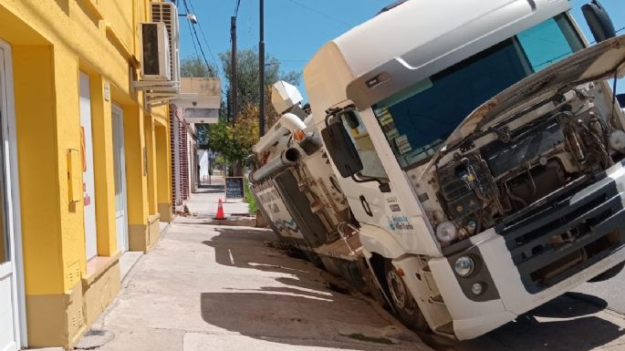 Se hundió un camión de Aguas en Intendente Maciel y Ramón Campana