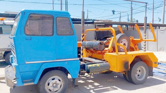 Una grúa para remover autos mal estacionados o abandonados