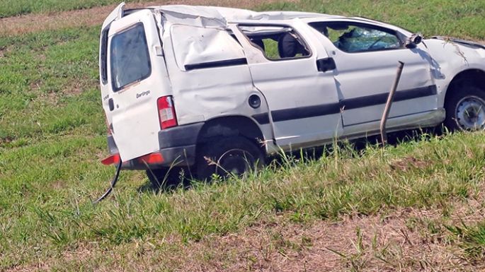 Un utilitario mordió la banquina