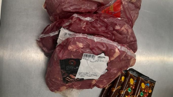 Se llevaban carne y chocolates sin pagar y terminaron presos 