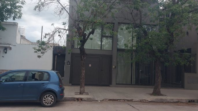 Rompió el vidrio de un auto para robar una mochila y fue visto por un vecino