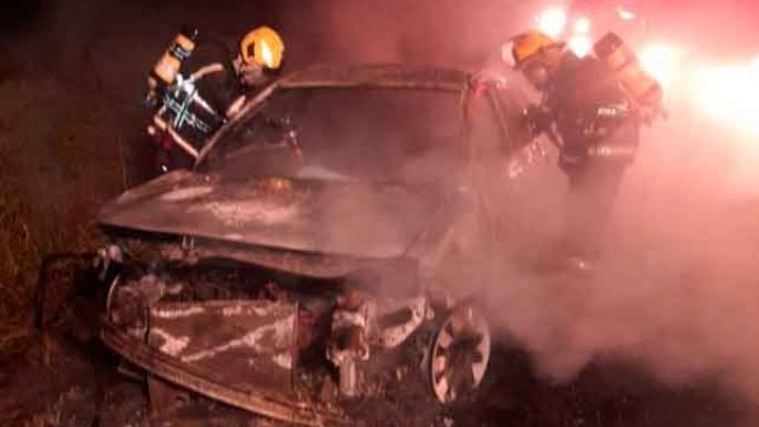 El fuego devoró un auto