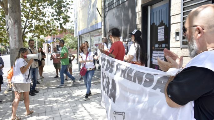 Protesta ante dos medios