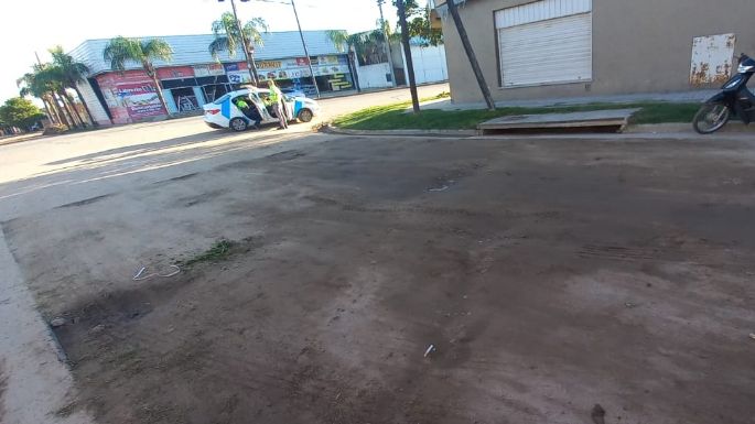 Estaba recostado en la calle, se negó a recibir ayuda y agredió a un agente municipal